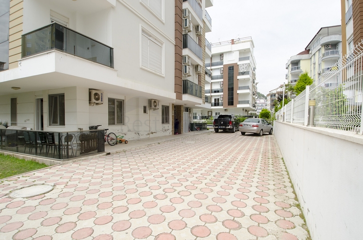 Трехкомнатная квартира рядом с парком в микрорайоне Хурма 