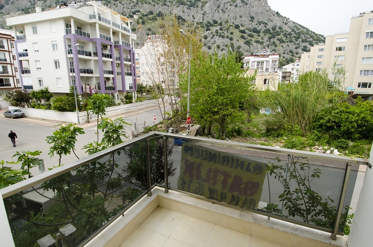 Трехкомнатная квартира рядом с парком в микрорайоне Хурма 