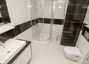 Трехкомнатная квартира рядом с парком в микрорайоне Хурма 