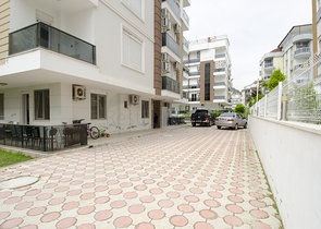 Трехкомнатная квартира рядом с парком в микрорайоне Хурма 