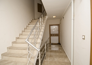 Трехкомнатная квартира рядом с парком в микрорайоне Хурма 