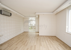 Трехкомнатная квартира рядом с парком в микрорайоне Хурма 