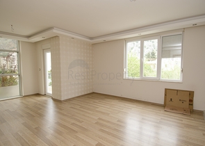 Трехкомнатная квартира рядом с парком в микрорайоне Хурма 