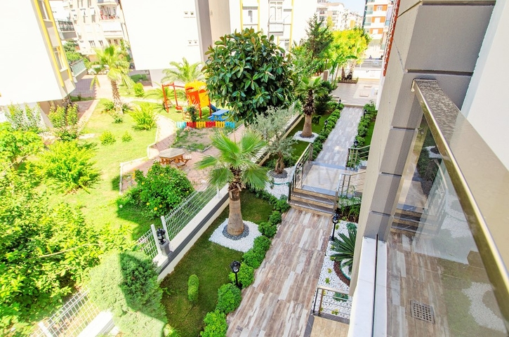 Квартира 2+1 с видом на бассейн в новом комплексе в Лимане