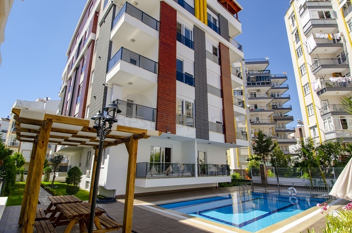 Квартира 2+1 с видом на бассейн в новом комплексе в Лимане