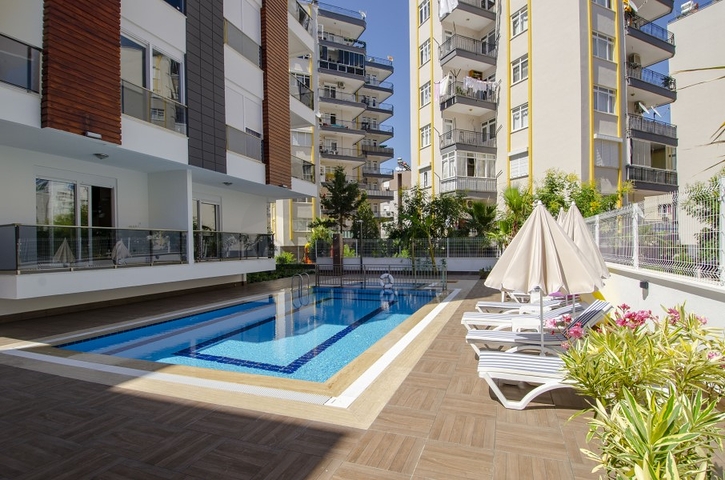 Квартира 2+1 с видом на бассейн в новом комплексе в Лимане