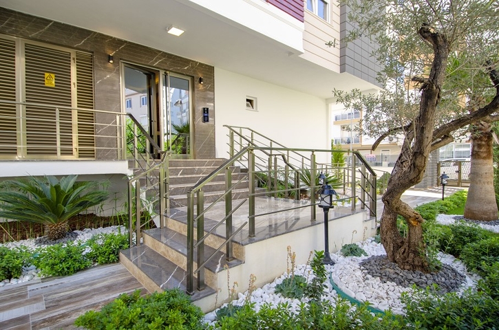 Квартира 2+1 с видом на бассейн в новом комплексе в Лимане