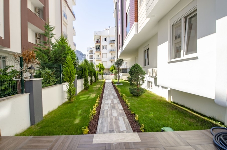 Квартира 2+1 с видом на бассейн в новом комплексе в Лимане