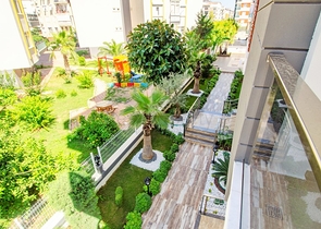 Квартира 2+1 с видом на бассейн в новом комплексе в Лимане