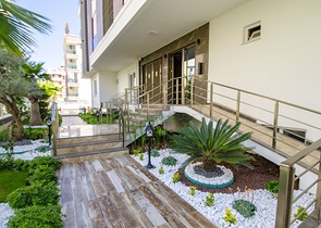 Квартира 2+1 с видом на бассейн в новом комплексе в Лимане