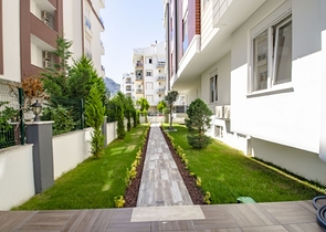 Квартира 2+1 с видом на бассейн в новом комплексе в Лимане