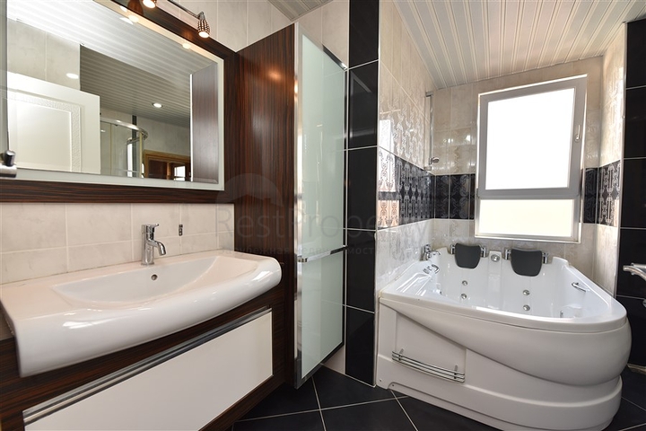 Пентхаус с четырьмя спальнями в районе Махмутлар