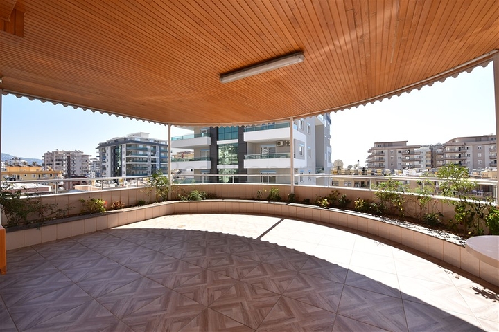 Пентхаус с четырьмя спальнями в районе Махмутлар