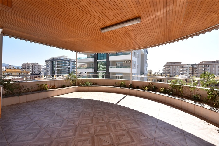 Пентхаус с четырьмя спальнями в районе Махмутлар