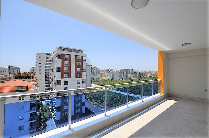 Просторная двухкомнатная квартира в Алании с отличной инфраструктурой