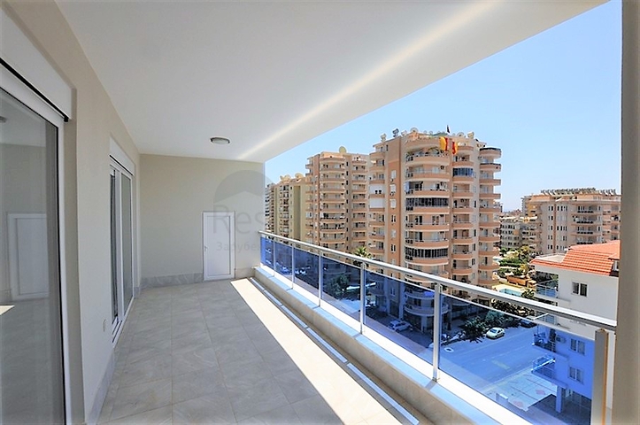 Просторная двухкомнатная квартира в Алании с отличной инфраструктурой