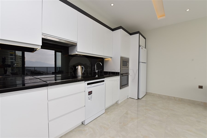 Квартира 1+1 в аренду на первой береговой линии в Махмутларе