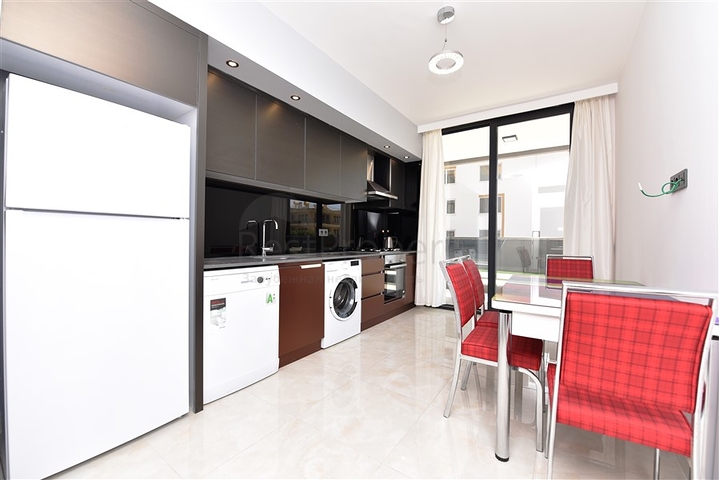 Квартира 2+1 с большой террасой в новом комплексе в Махмутларе