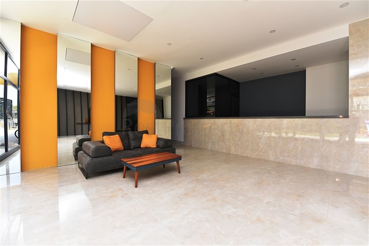 Квартира 2+1 с большой террасой в новом комплексе в Махмутларе