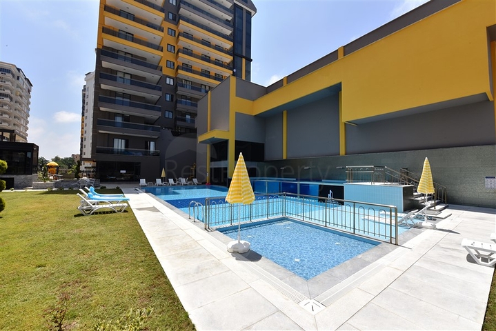 Квартира 2+1 с большой террасой в новом комплексе в Махмутларе