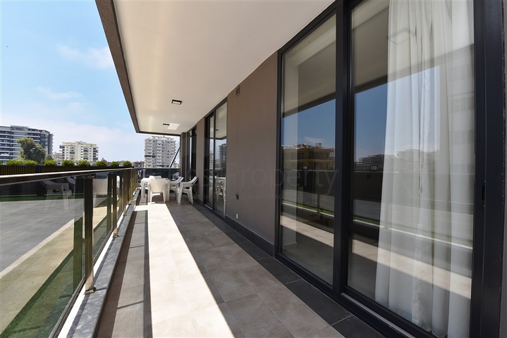 Квартира 2+1 с большой террасой в новом комплексе в Махмутларе