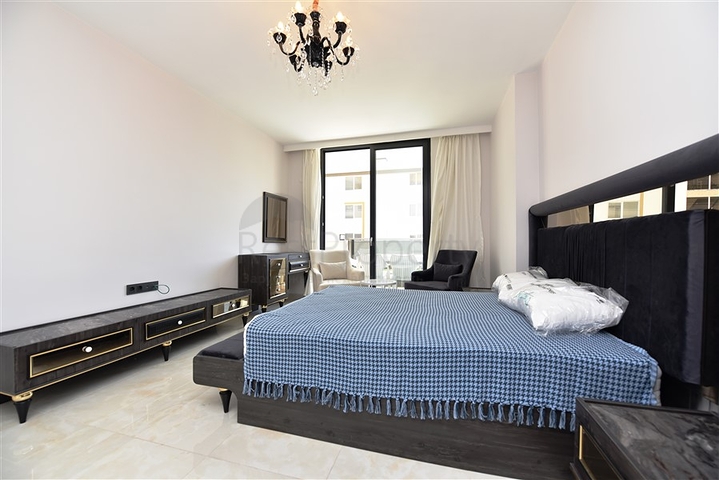 Квартира 2+1 с большой террасой в новом комплексе в Махмутларе