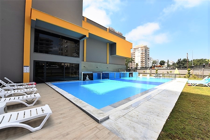 Квартира 2+1 с большой террасой в новом комплексе в Махмутларе