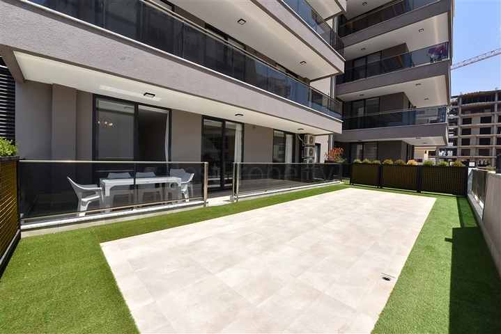 Квартира 2+1 с большой террасой в новом комплексе в Махмутларе