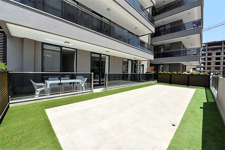 Квартира 2+1 с большой террасой в новом комплексе в Махмутларе