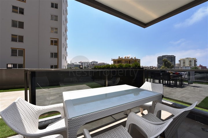 Квартира 2+1 с большой террасой в новом комплексе в Махмутларе