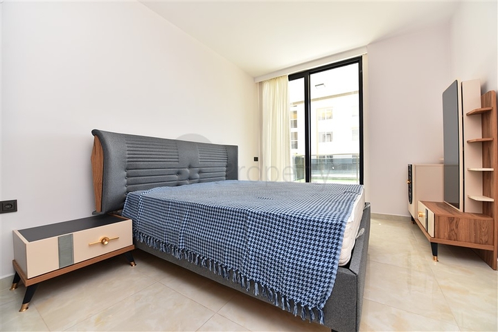 Квартира 2+1 с большой террасой в новом комплексе в Махмутларе