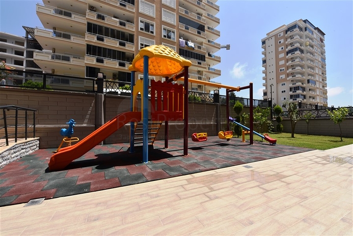 Квартира 2+1 с большой террасой в новом комплексе в Махмутларе