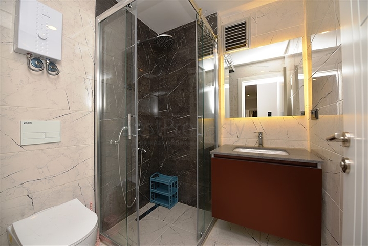 Квартира 2+1 с большой террасой в новом комплексе в Махмутларе