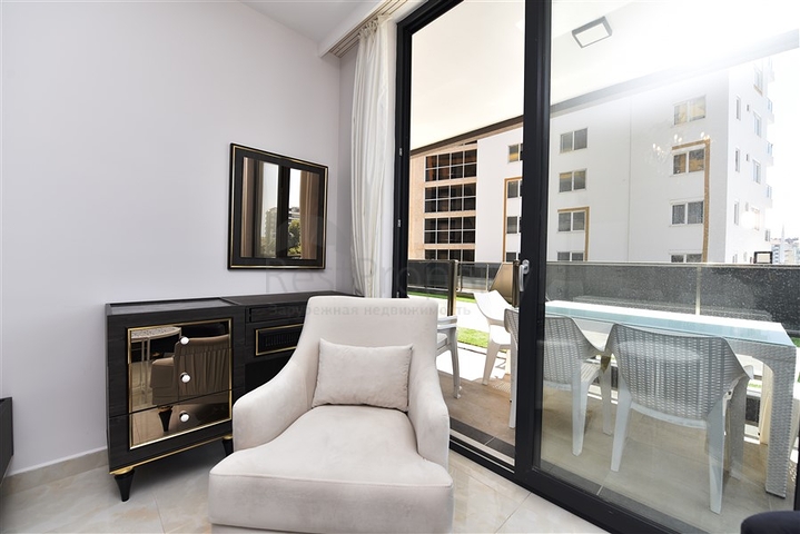 Квартира 2+1 с большой террасой в новом комплексе в Махмутларе