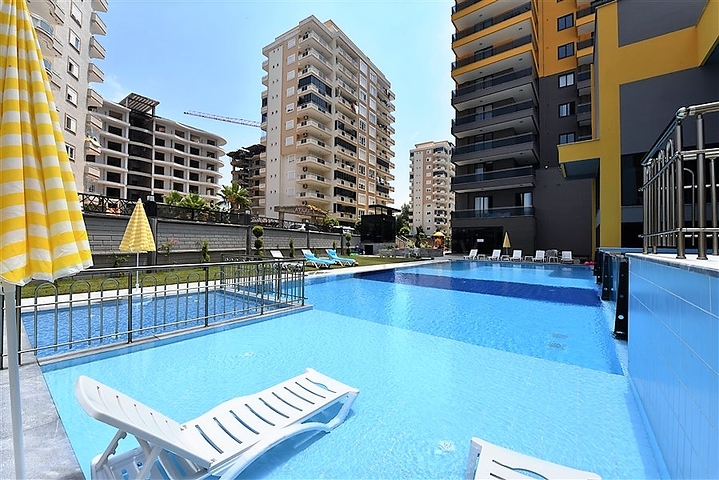 Квартира 2+1 с большой террасой в новом комплексе в Махмутларе