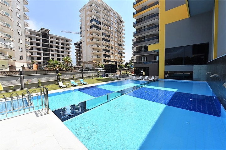 Квартира 2+1 с большой террасой в новом комплексе в Махмутларе