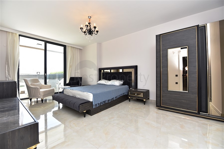 Квартира 2+1 с большой террасой в новом комплексе в Махмутларе