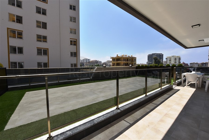 Квартира 2+1 с большой террасой в новом комплексе в Махмутларе