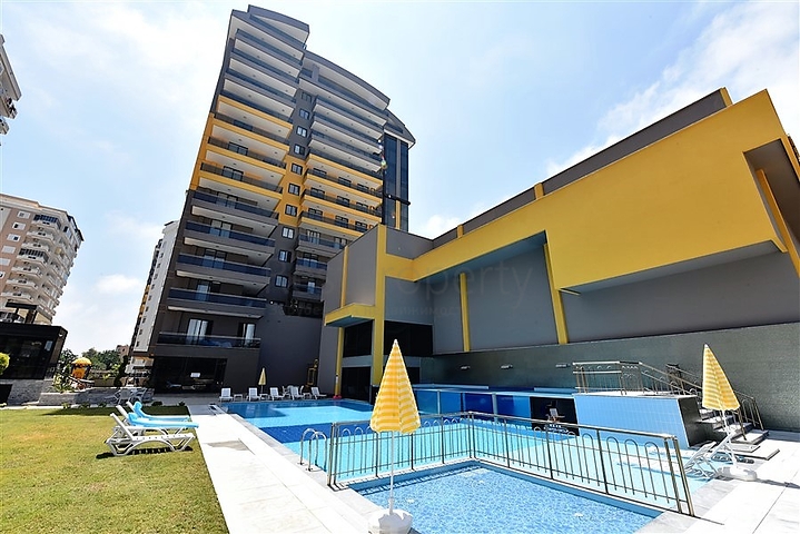 Квартира 2+1 с большой террасой в новом комплексе в Махмутларе