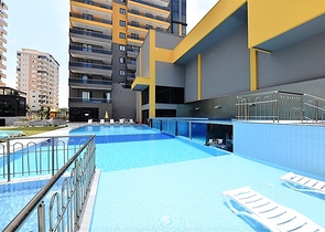 Квартира 2+1 с большой террасой в новом комплексе в Махмутларе