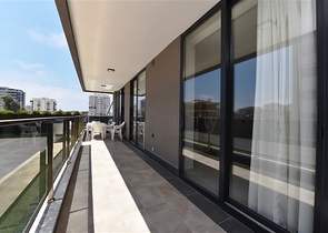 Квартира 2+1 с большой террасой в новом комплексе в Махмутларе