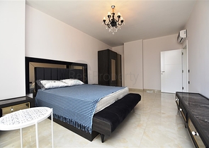 Квартира 2+1 с большой террасой в новом комплексе в Махмутларе