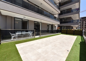 Квартира 2+1 с большой террасой в новом комплексе в Махмутларе