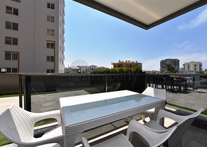 Квартира 2+1 с большой террасой в новом комплексе в Махмутларе