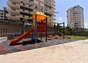 Квартира 2+1 с большой террасой в новом комплексе в Махмутларе