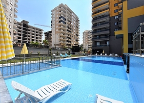 Квартира 2+1 с большой террасой в новом комплексе в Махмутларе