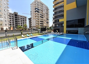 Квартира 2+1 с большой террасой в новом комплексе в Махмутларе