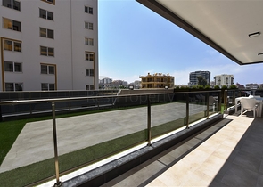 Квартира 2+1 с большой террасой в новом комплексе в Махмутларе