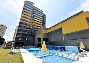 Квартира 2+1 с большой террасой в новом комплексе в Махмутларе