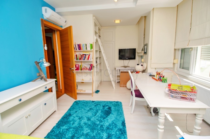 Вилла 6+2 в центре района Лара Анталья 200 м до моря